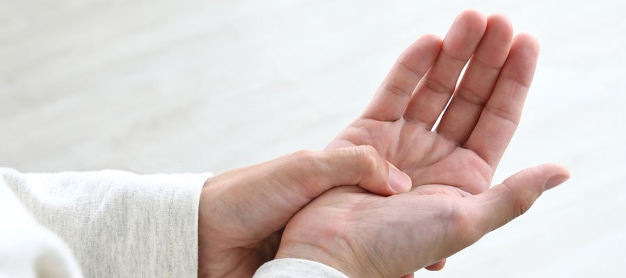 Psikolojik Uyuşma & Karıncalanma Nedir? Neden Olur? 2 Elde uyuşma neden olur